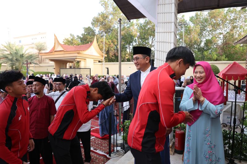 KJRI Jeddah sambut Idul Fitri bersama Timnas U-17 RI jelang Piala Asia KJRI Jeddah sambut Idul Fitri bersama Timnas U-17 RI jelang Piala Asia