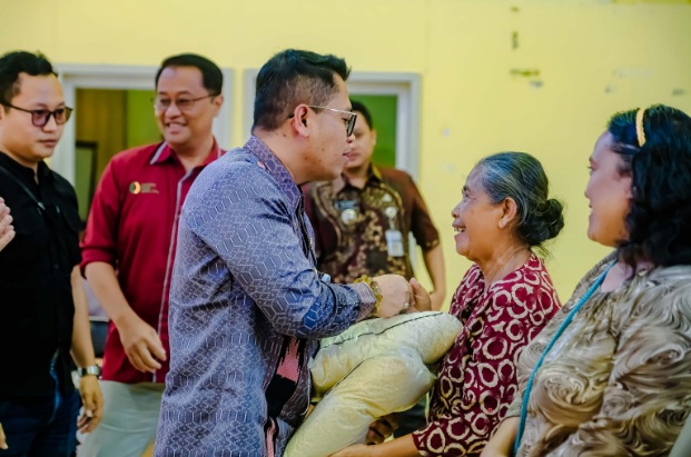 Wali Kota Magelang salurkan bantuan beras untuk warga jelang lebaran Wali Kota Magelang salurkan bantuan beras untuk warga jelang lebaran