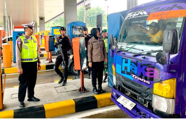 Saldo E-Toll mobil travel kurang sebabkan antrean panjang di GT Pejagan Saldo E-Toll mobil travel kurang sebabkan antrean panjang di GT Pejagan