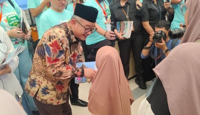 Mendikdasmen bagikan buku gratis kepada pemudik di Stasiun Pasar Senen Mendikdasmen bagikan buku gratis kepada pemudik di Stasiun Pasar Senen