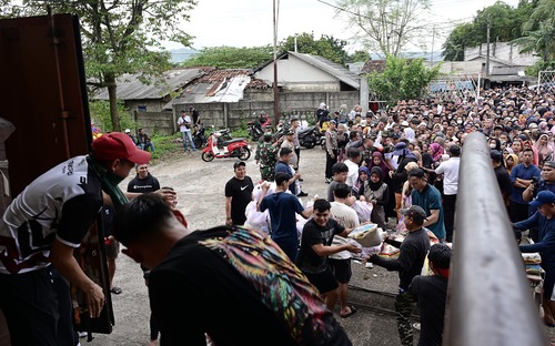 Jelang Idulfitri 2025, Prabowo bagi-bagi sembako di Bogor