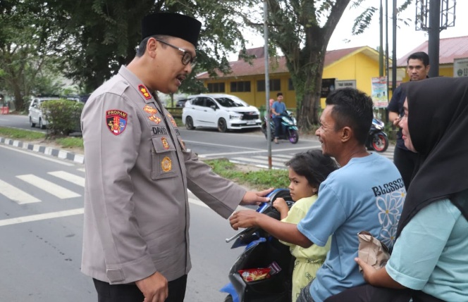 Sambil berbagi takjil, Kapolres Langkat imbau pengendara patuhi aturan lalu lintas Sambil berbagi takjil, Kapolres Langkat imbau pengendara patuhi aturan lalu lintas