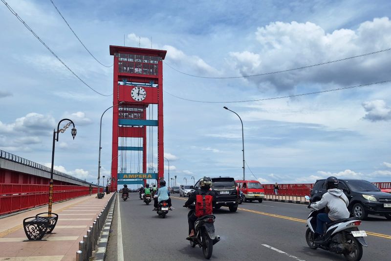 Jembatan Ampera ditutup saat salat Idulfitri 1446 Hijriah Jembatan Ampera ditutup saat salat Idulfitri 1446 Hijriah