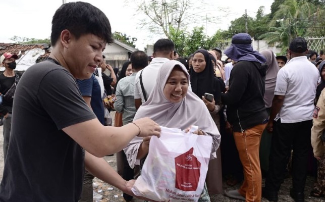 Prabowo bagikan ribuan paket sembako ke warga sekitar Hambalang Prabowo bagikan ribuan paket sembako ke warga sekitar Hambalang