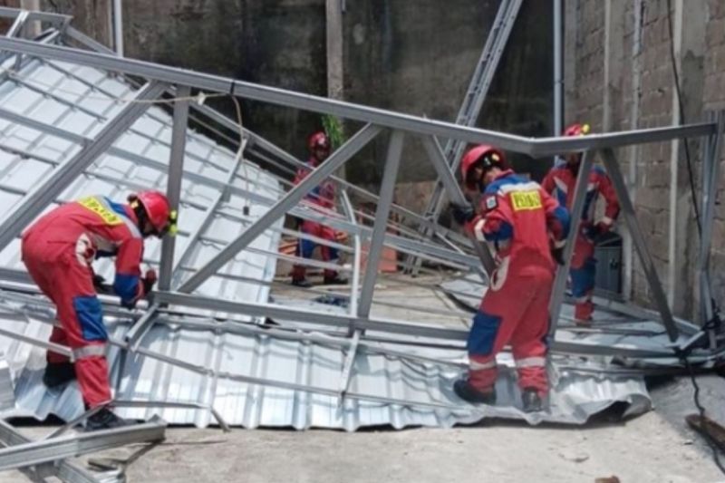Petugas bersihkan material akibat angin puting beliung di Jakut
