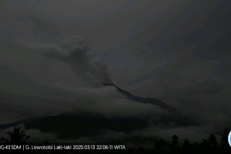 Gunung Lewotobi Laki-laki di Flotim erupsi dua kali pada Kamis malam Gunung Lewotobi Laki-laki di Flotim erupsi dua kali pada Kamis malam