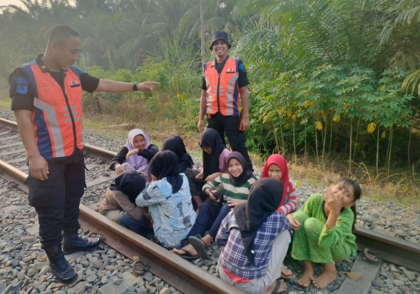KAI Sumut imbau warga tidak melakukan aktifitas Ngabuburit di jalur KA KAI Sumut imbau warga tidak melakukan aktifitas Ngabuburit di jalur KA