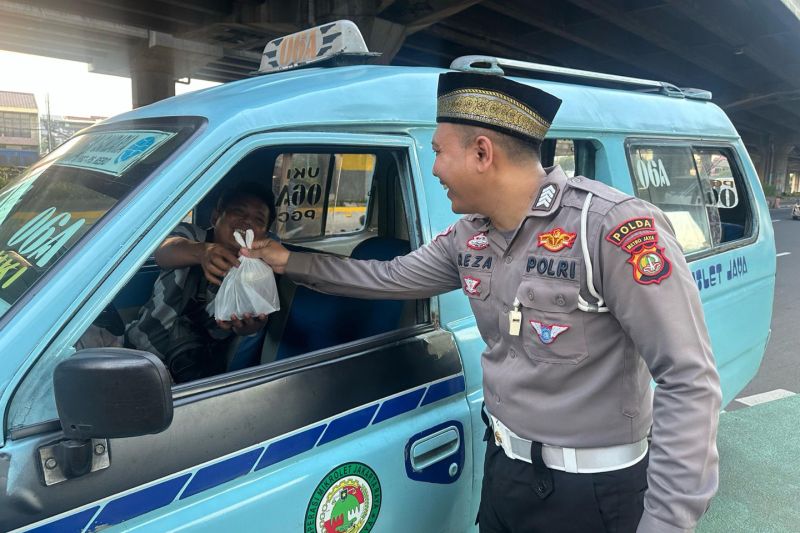 Polisi lalu lintas Polda Metro Jaya bagikan takjil selama Ramadan