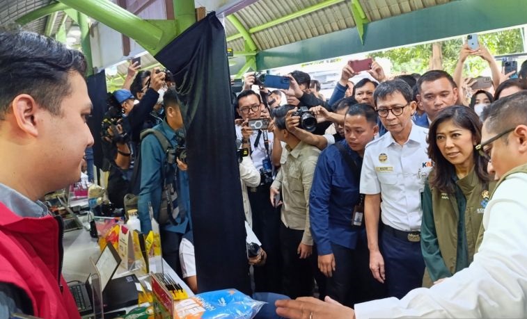 Menkomdigi pantau layanan telekomunikasi di Stasiun Gambir Menkomdigi pantau layanan telekomunikasi di Stasiun Gambir