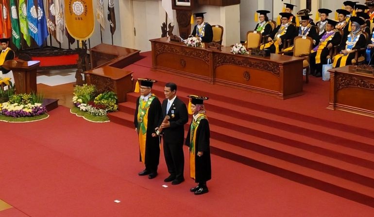 Mentan terima penghargaan dari UNS karena kepeloporan di pertanian Mentan terima penghargaan dari UNS karena kepeloporan di pertanian