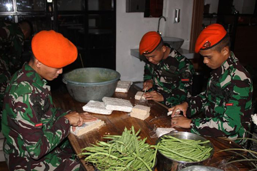 Wing Komando I Kopasgat sajikan makanan sahur untuk korban banjir Wing Komando I Kopasgat sajikan makanan sahur untuk korban banjir