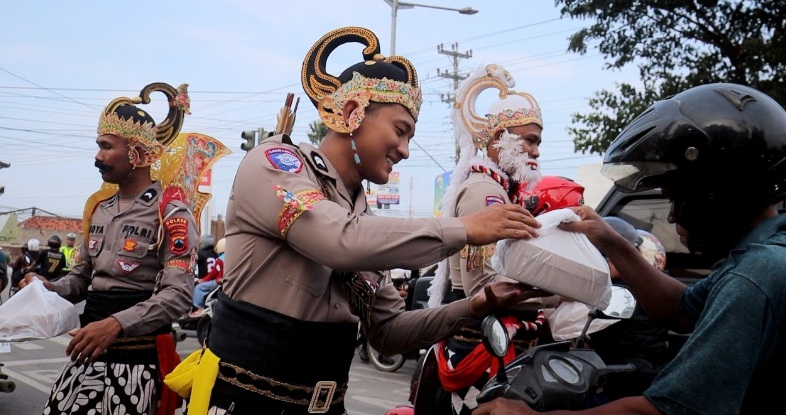 Bima, Arjuna, dan Hanoman bagikan takjil di Pemalang Bima, Arjuna, dan Hanoman bagikan takjil di Pemalang