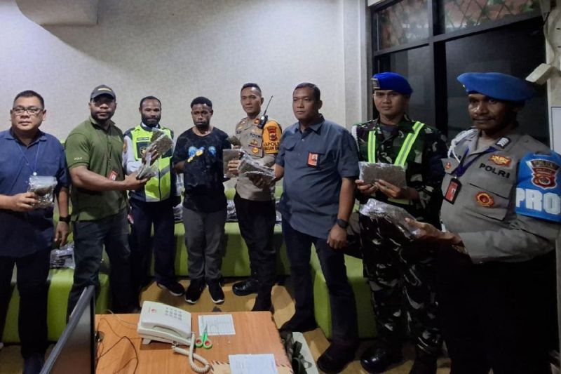 Bandara Sentani amankan calon penumpang bawa 4 kilogram ganja Bandara Sentani amankan calon penumpang bawa 4 kilogram ganja