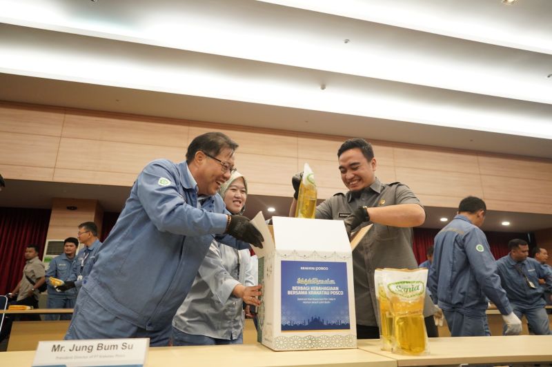 Krakatau Posco bagi 1.225 paket sembako ke masyarakat jelang Lebaran Krakatau Posco bagi 1.225 paket sembako ke masyarakat jelang Lebaran