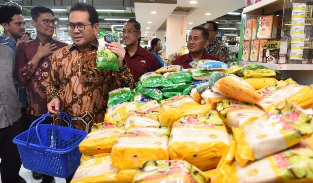 Mendag pastikan harga bahan pokok stabil di gerai ritel Mendag pastikan harga bahan pokok stabil di gerai ritel