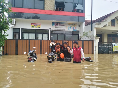 Banjir Jakarta, Bogor, Bekasi, Kemensos dirikan dapur umum