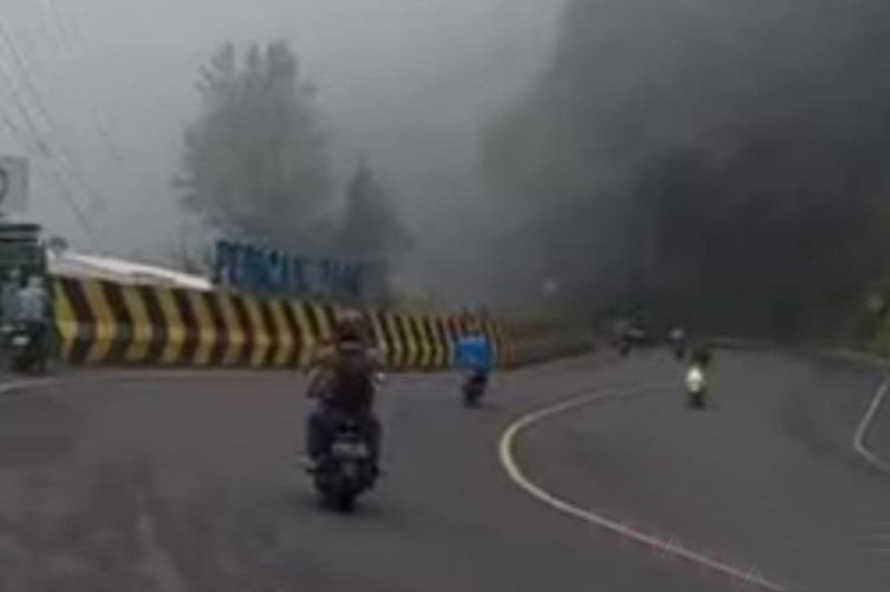 Jalur utama Cianjur masih didominasi pemudik dengan sepeda motor Jalur utama Cianjur masih didominasi pemudik dengan sepeda motor