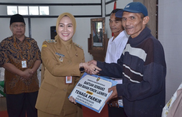 Pemkab Boyolali serahkan bingkisan lebaran untuk buruh gendong dan petugas kebersihan Pemkab Boyolali serahkan bingkisan lebaran untuk buruh gendong dan petugas kebersihan