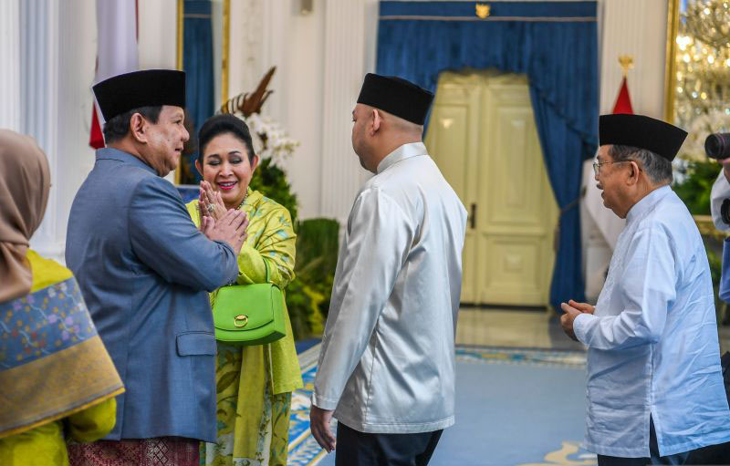 Momen hangat Prabowo, Titiek, dan Didiet rayakan lebaran bersama Momen hangat Prabowo, Titiek, dan Didiet rayakan lebaran bersama
