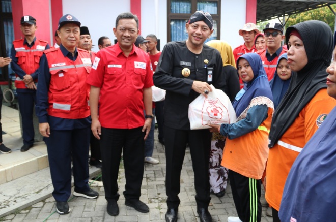 Jelang lebaran, PMI Kota Tegal bagikan 370 paket sembako