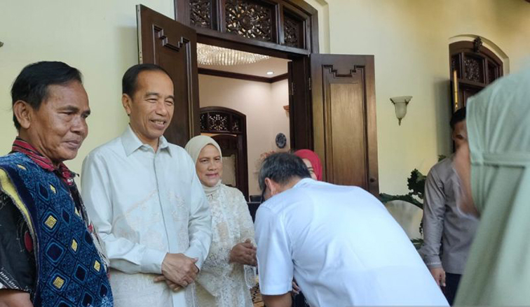 Jokowi ikuti Shalat Id di Graha Saba Buana Jokowi ikuti Shalat Id di Graha Saba Buana