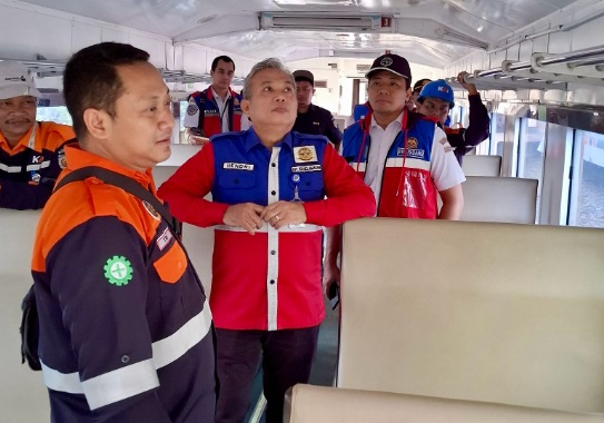 Kepala KAI Divre II Sumbar cek 12 unit kereta tiba di Depo Kereta Padang Kepala KAI Divre II Sumbar cek 12 unit kereta tiba di Depo Kereta Padang