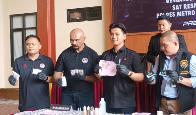 Polisi tangkap wanita peracik narkotika dengan modus rokok elektrik Polisi tangkap wanita peracik narkotika dengan modus rokok elektrik