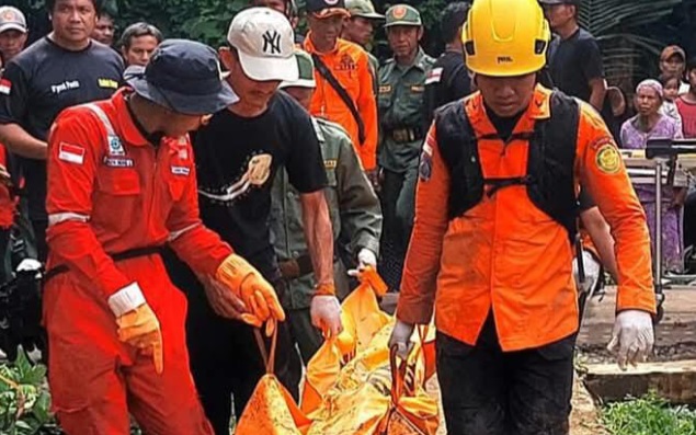 Hari kedua pencarian, korban tertimbun longsor ditemukan Hari kedua pencarian, korban tertimbun longsor ditemukan