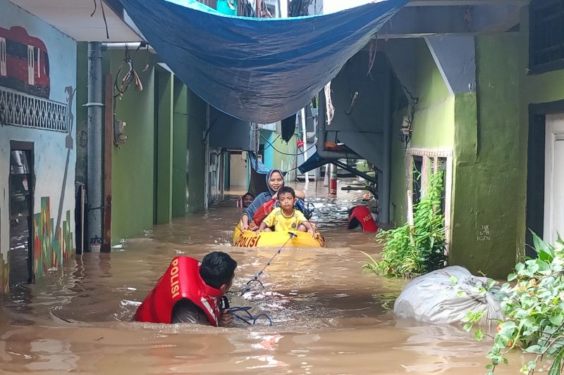 Rumah di Kebon Pala banjir dua meter akibat Kali Ciliwung meluap Rumah di Kebon Pala banjir dua meter akibat Kali Ciliwung meluap