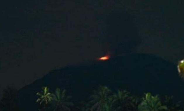 Gunung Ibu erupsi disertai semburan lava pijar Gunung Ibu erupsi disertai semburan lava pijar