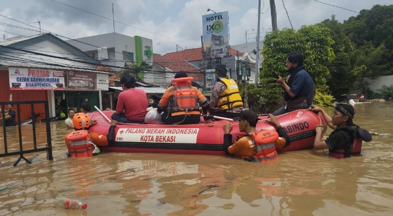 BTB Kota Bekasi bantu evakuasi warga terdampak banjir BTB Kota Bekasi bantu evakuasi warga terdampak banjir