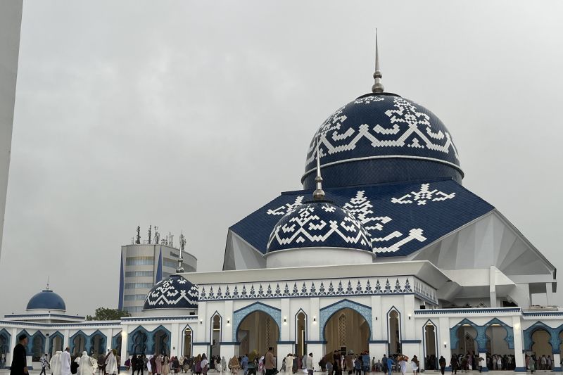 Salat Idul Fitri di Batam dialihkan ke Masjid Agung Raja Hamidah Salat Idul Fitri di Batam dialihkan ke Masjid Agung Raja Hamidah