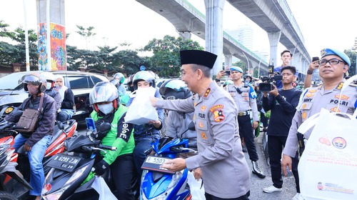 Polri gandeng media berbagi Takjil serentak di seluruh Indonesia Polri gandeng media berbagi Takjil serentak di seluruh Indonesia