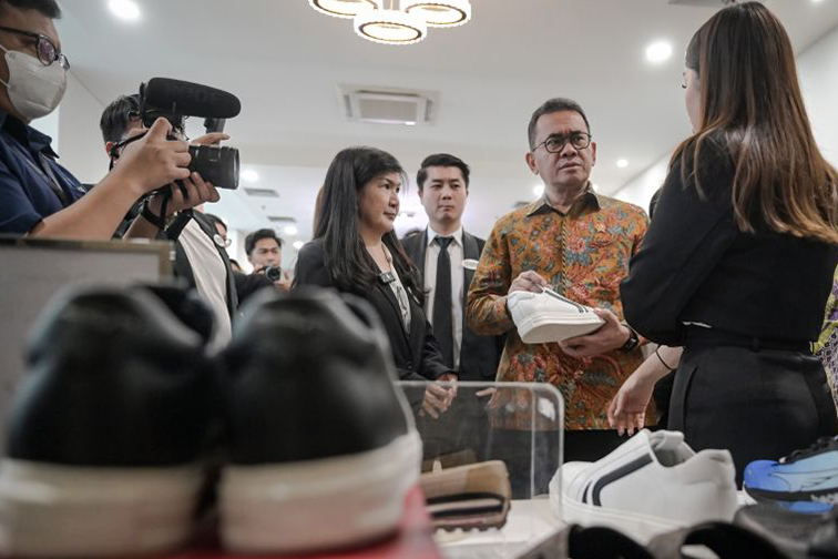 Mendag meminta masyarakat utamakan pakaian produksi dalam negeri Mendag meminta masyarakat utamakan pakaian produksi dalam negeri