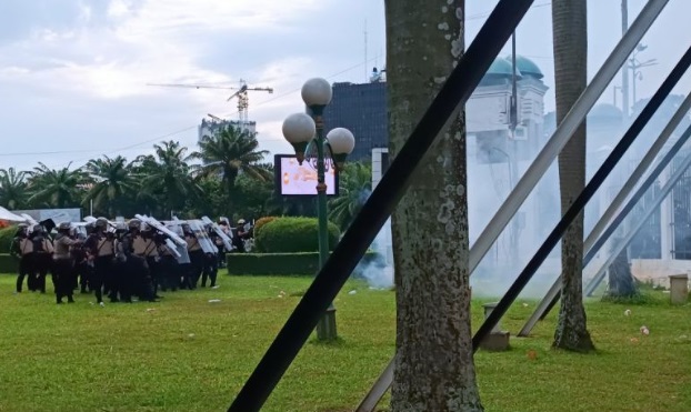 Demo mahasiswa dan aliansi masyarakat depan DPR mulai memanas Demo mahasiswa dan aliansi masyarakat depan DPR mulai memanas