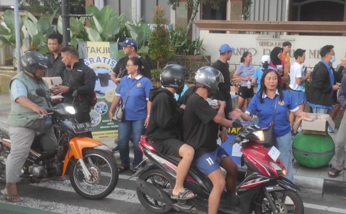 Wujudkan toleransi, Gereja St. Paulus Miki Salatiga bagikan takjil Wujudkan toleransi, Gereja St. Paulus Miki Salatiga bagikan takjil