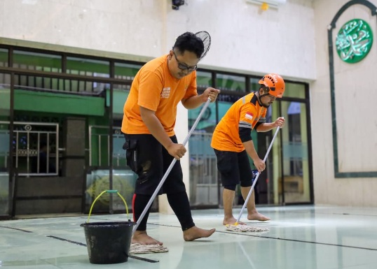 BAZNAS Tanggap Bencana lakukan aksi resik masjid pascabanjir di Jatinegara BAZNAS Tanggap Bencana lakukan aksi resik masjid pascabanjir di Jatinegara