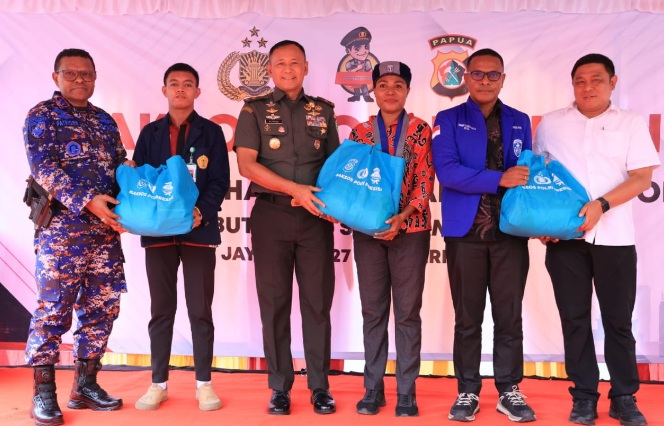 Polda Papua bagikan 2.500 paket sembako bagi mahasiswa dan OKP