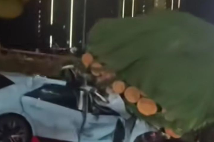 Korban tewas dalam kecelakaan truk dan mobil di Cengkareng Korban tewas dalam kecelakaan truk dan mobil di Cengkareng