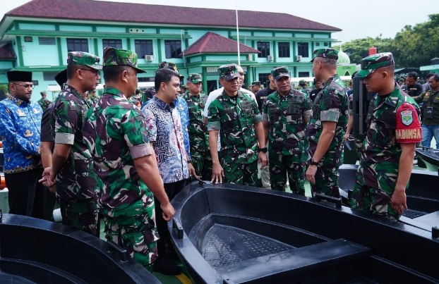 TNI salurkan 70 boat polyethylene untuk bantu penanggulangan banjir di Bekasi TNI salurkan 70 boat polyethylene untuk bantu penanggulangan banjir di Bekasi