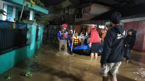 Warga terdampak banjir di Sumedang dapat bantuan Kemensos