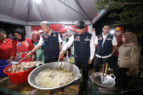 Mensos dan Wamensos siapkan makan Sahur warga korban banjir Bekasi Mensos dan Wamensos siapkan makan Sahur warga korban banjir Bekasi
