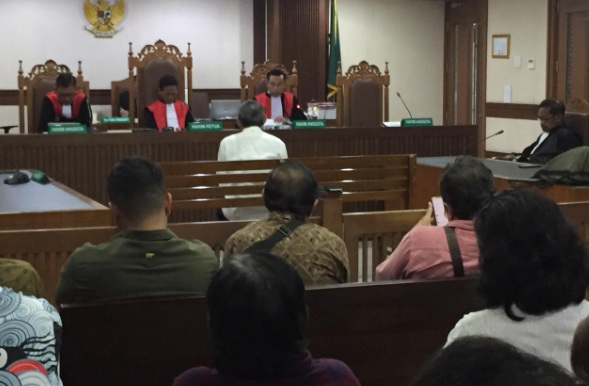 Dugaan pemalsuan surat MA, Guru Besar Hukum Unhas divonis 1 tahun penjara. Dugaan pemalsuan surat MA, Guru Besar Hukum Unhas divonis 1 tahun penjara.