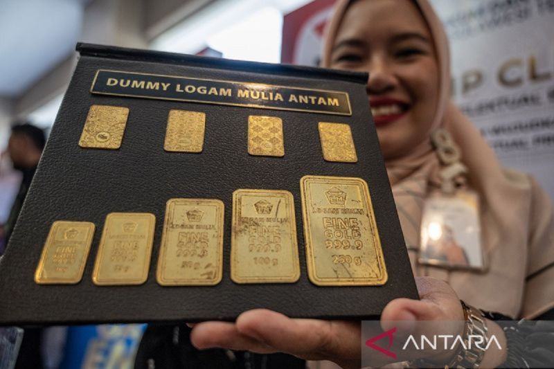 Emas Antam pada 25 Maret turun Rp6.000 ke Rp1,759 juta per gram Emas Antam pada 25 Maret turun Rp6.000 ke Rp1,759 juta per gram