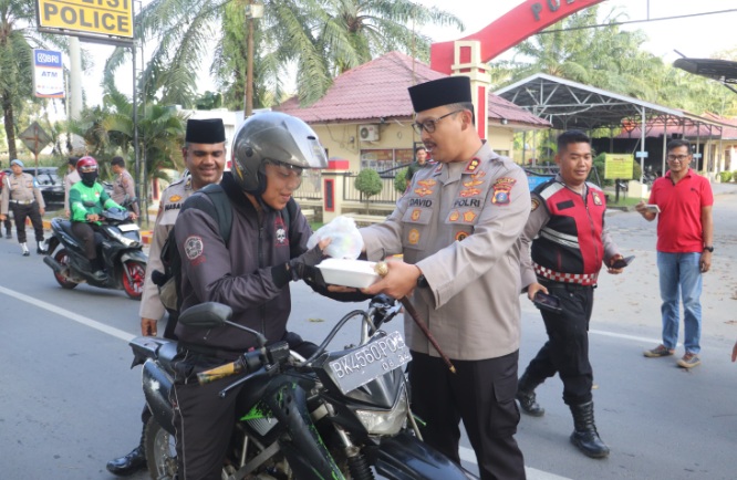 Kapolres Langkat bagikan takjil di depan Mako Polres Kapolres Langkat bagikan takjil di depan Mako Polres