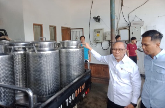 Menko Pangan beri bantuan cooling unit untuk tingkatkan produksi susu Menko Pangan beri bantuan cooling unit untuk tingkatkan produksi susu