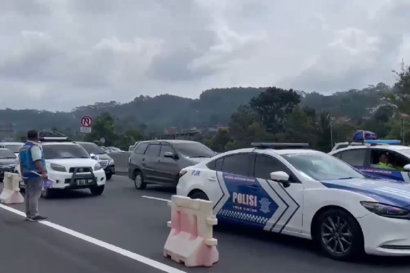 Oneway di Tol Semarang diperpanjang atas diskresi Kepolisian Oneway di Tol Semarang diperpanjang atas diskresi Kepolisian