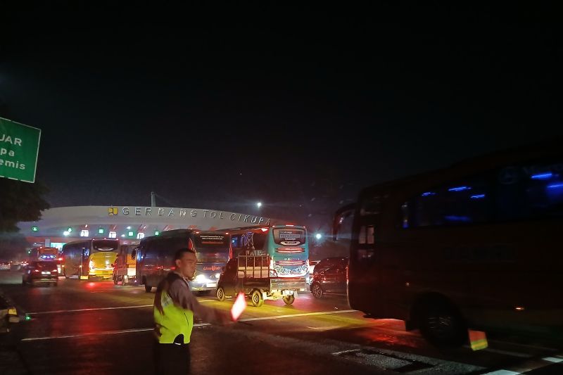 Pergerakan lalu lintas di Tol Tangerang menuju Merak mulai padat Pergerakan lalu lintas di Tol Tangerang menuju Merak mulai padat