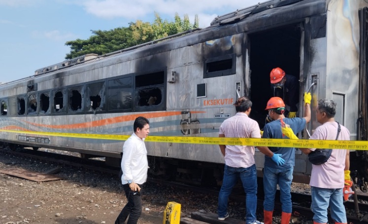 Gerbong kereta api terbakar di Stasiun Tugu Yogyakarta Gerbong kereta api terbakar di Stasiun Tugu Yogyakarta