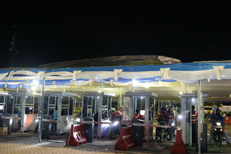 Pemudik dengan sepeda motor mulai melintasi Pelabuhan Ciwandan Pemudik dengan sepeda motor mulai melintasi Pelabuhan Ciwandan